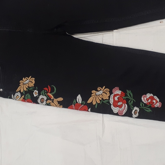 Zara black womens  embroidery black crop ankle  jean size 4 - Picture 3 of 16